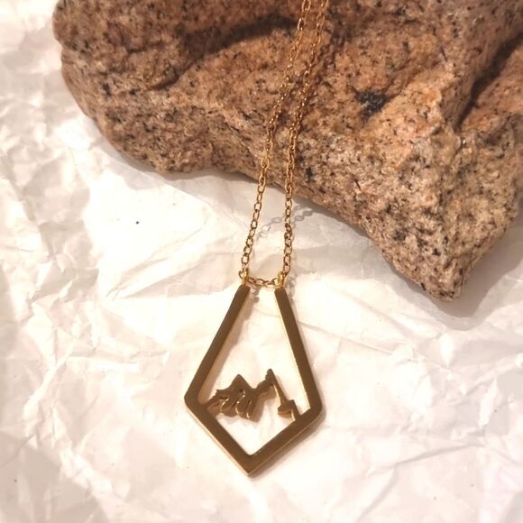New FP Diamond Shape Mountain Scene Necklace - Picture 1 of 8